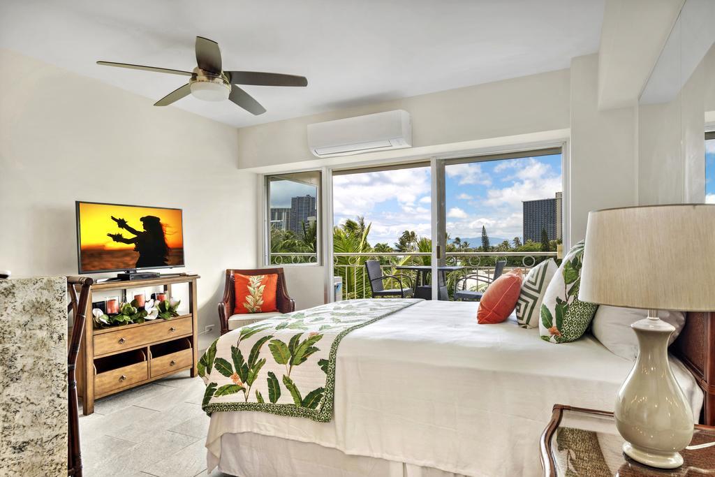 Waikiki Shore 515 Beachfront & Upgrade Apartment Хонолулу Екстериор снимка